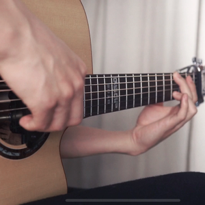 美女黑丝裸腿搞鸡巴
